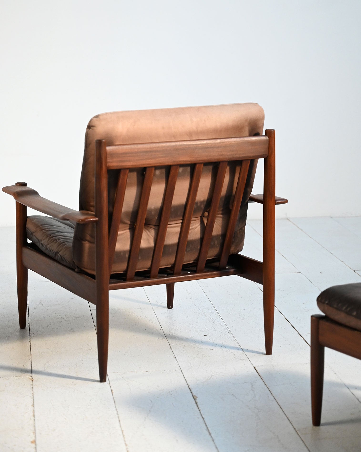 Coppia di poltrone scandinave in pelle con pouf, anni ’60 5