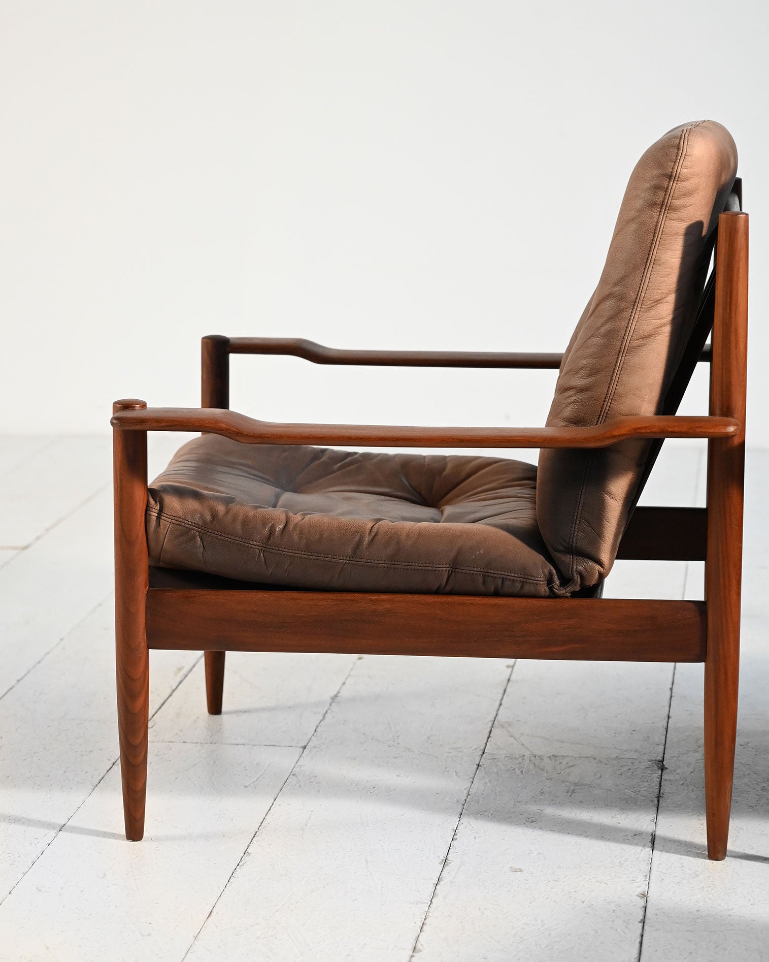 Coppia di poltrone scandinave in pelle con pouf, anni ’60 6