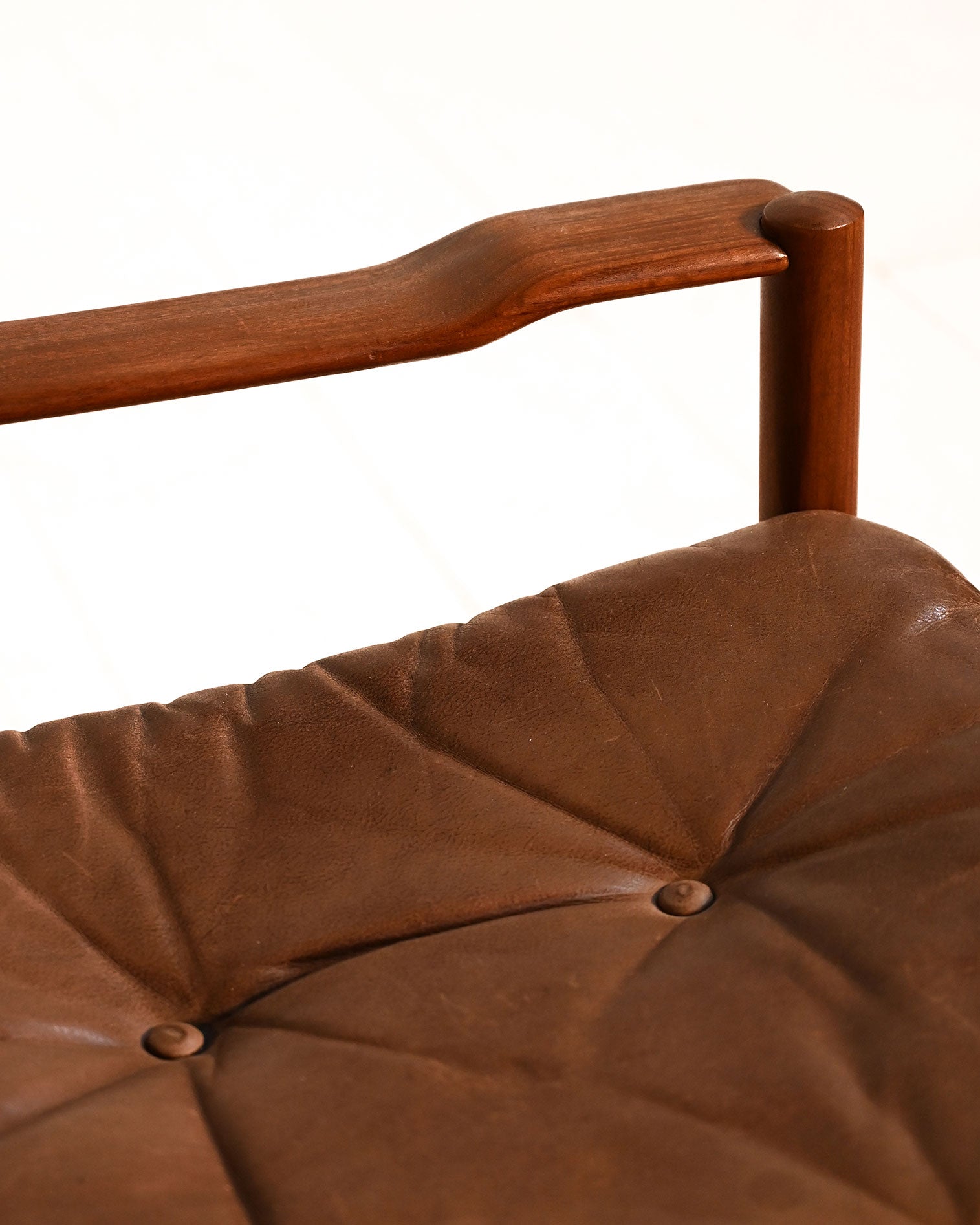 Coppia di poltrone scandinave in pelle con pouf, anni ’60 10