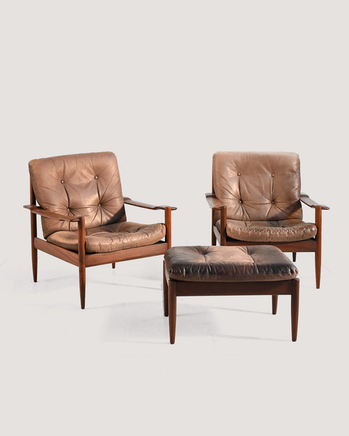 Coppia di poltrone scandinave in pelle con pouf, anni ’60