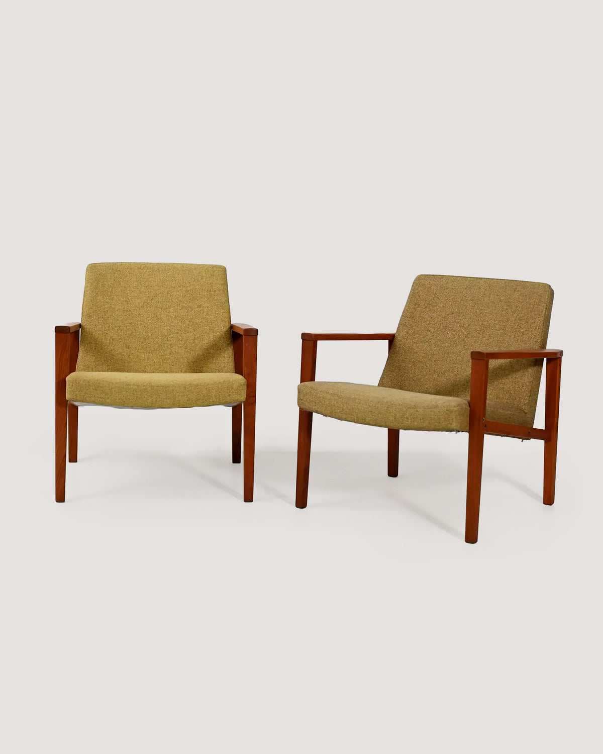 Coppia di poltrone danesi in teak con tappezzeria verde