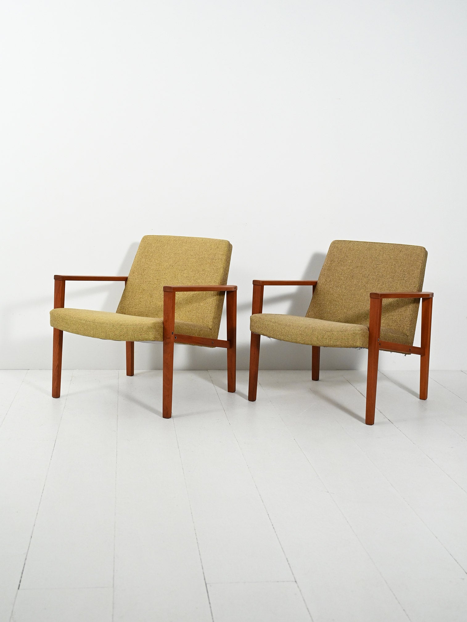 Coppia di poltrone danesi in teak con tappezzeria verde 1