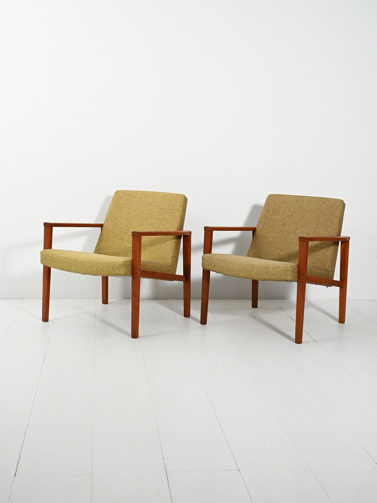 Coppia di poltrone danesi in teak con tappezzeria verde