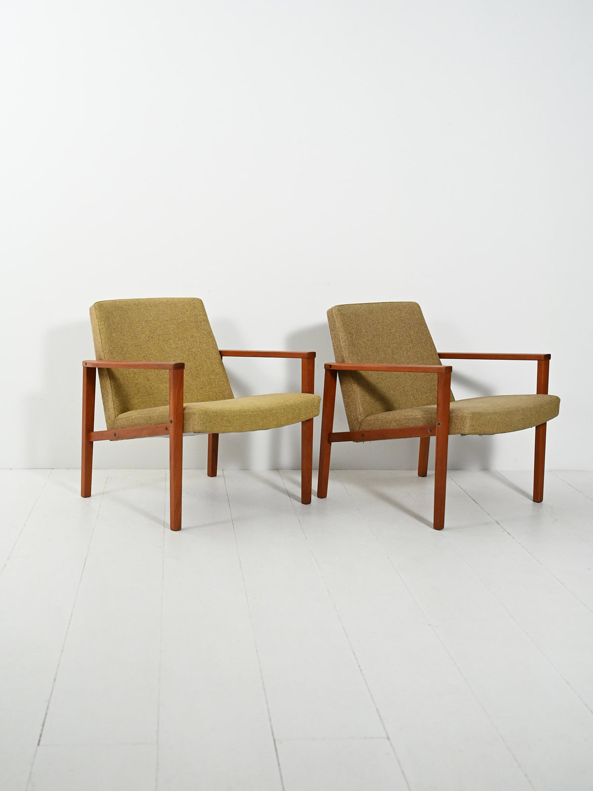 Coppia di poltrone danesi in teak con tappezzeria verde