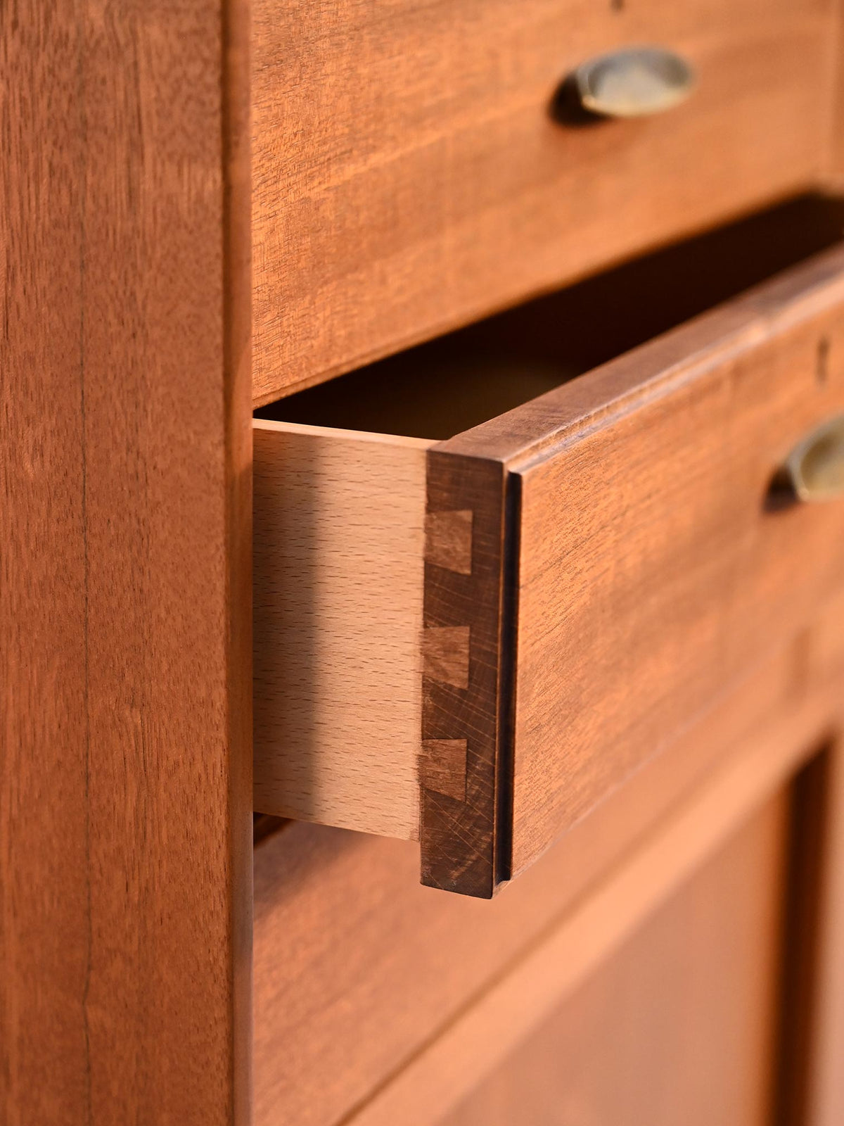 Cabinet danese anni ’50 con maniglie in ottone