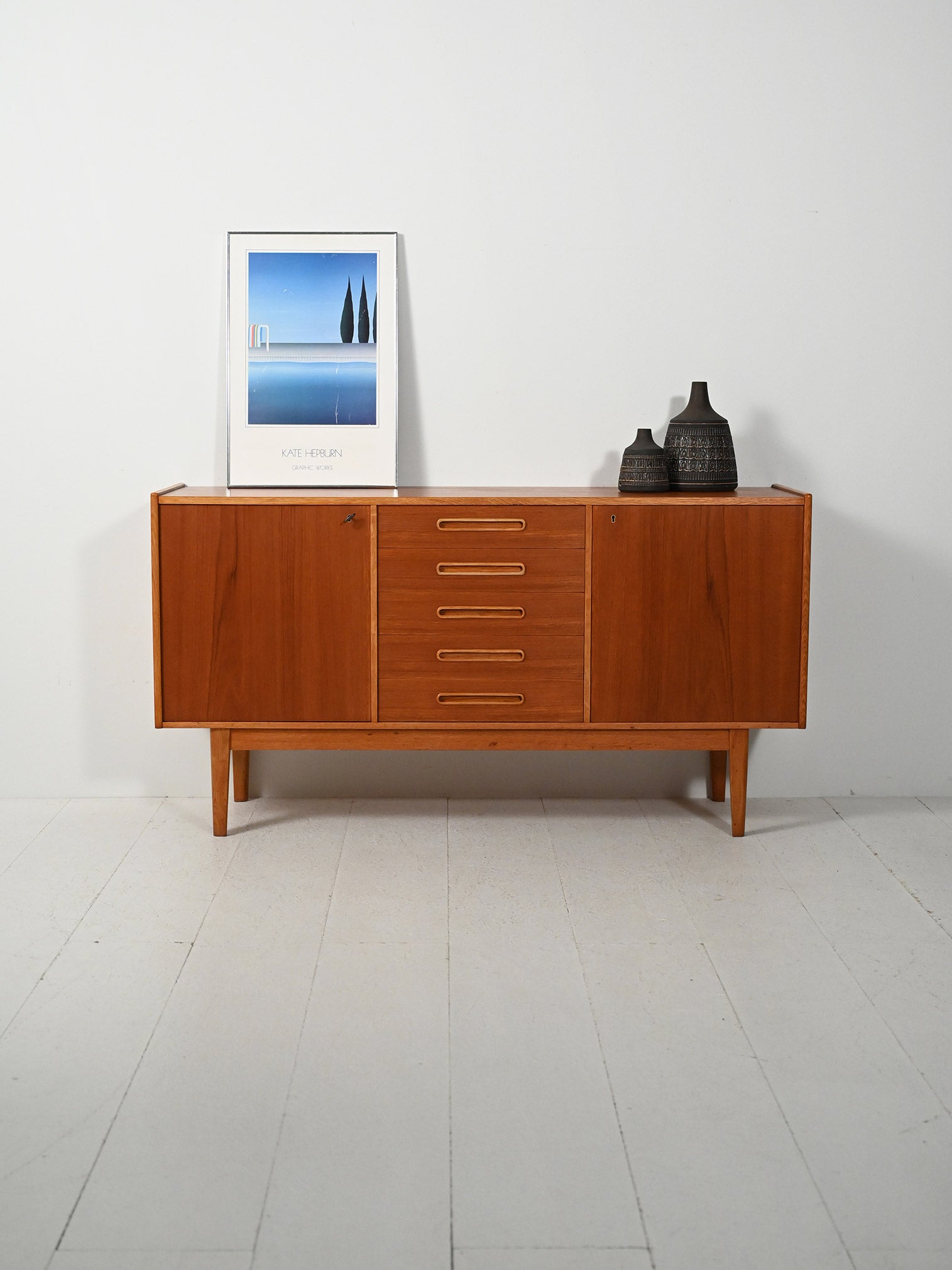 Sideboard scandinavo anni ’50 con maniglie intarsiate