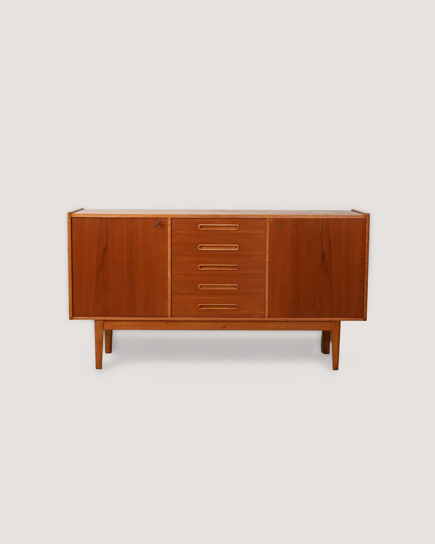 Sideboard scandinavo anni ’50 con maniglie intarsiate