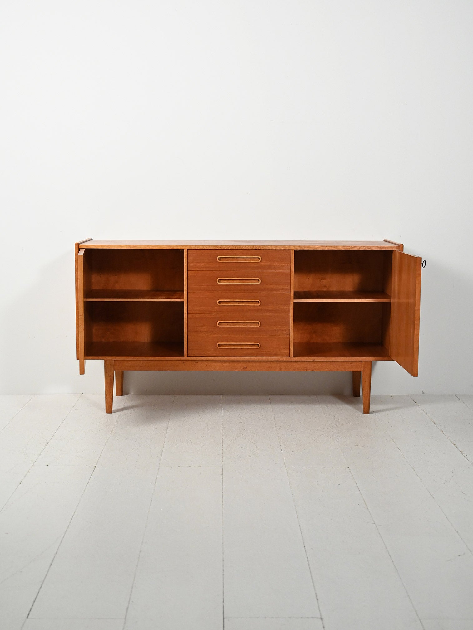 Sideboard scandinavo anni ’50 con maniglie intarsiate 2