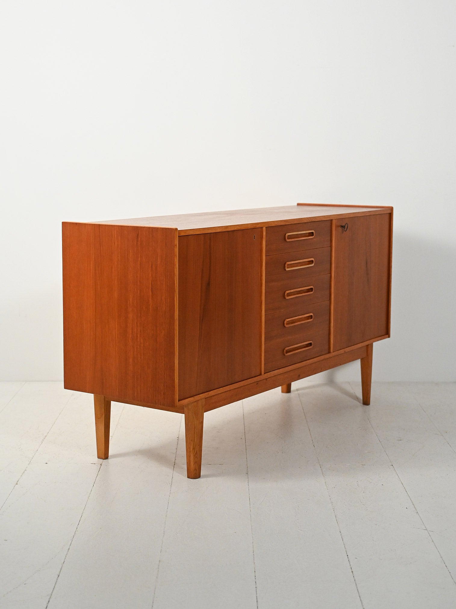 Sideboard scandinavo anni ’50 con maniglie intarsiate 3