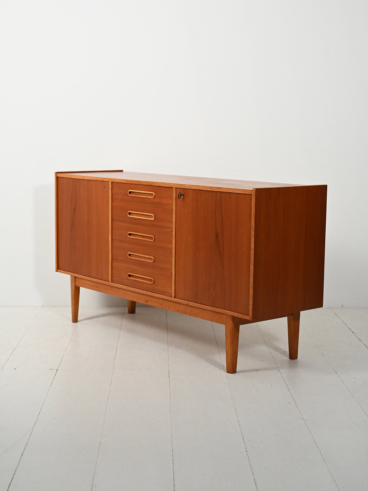 Sideboard scandinavo anni ’50 con maniglie intarsiate 4