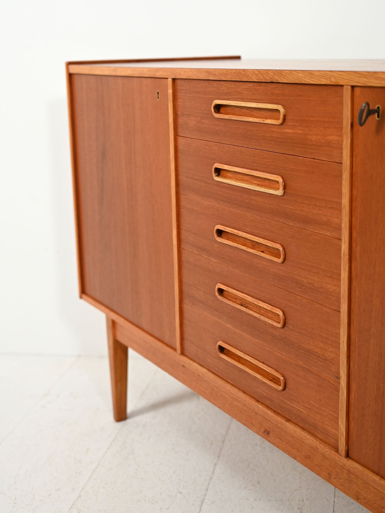 Sideboard scandinavo anni ’50 con maniglie intarsiate 5