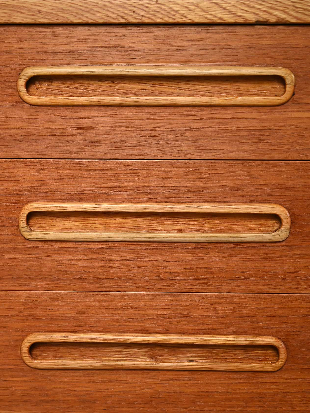 Sideboard scandinavo anni ’50 con maniglie intarsiate
