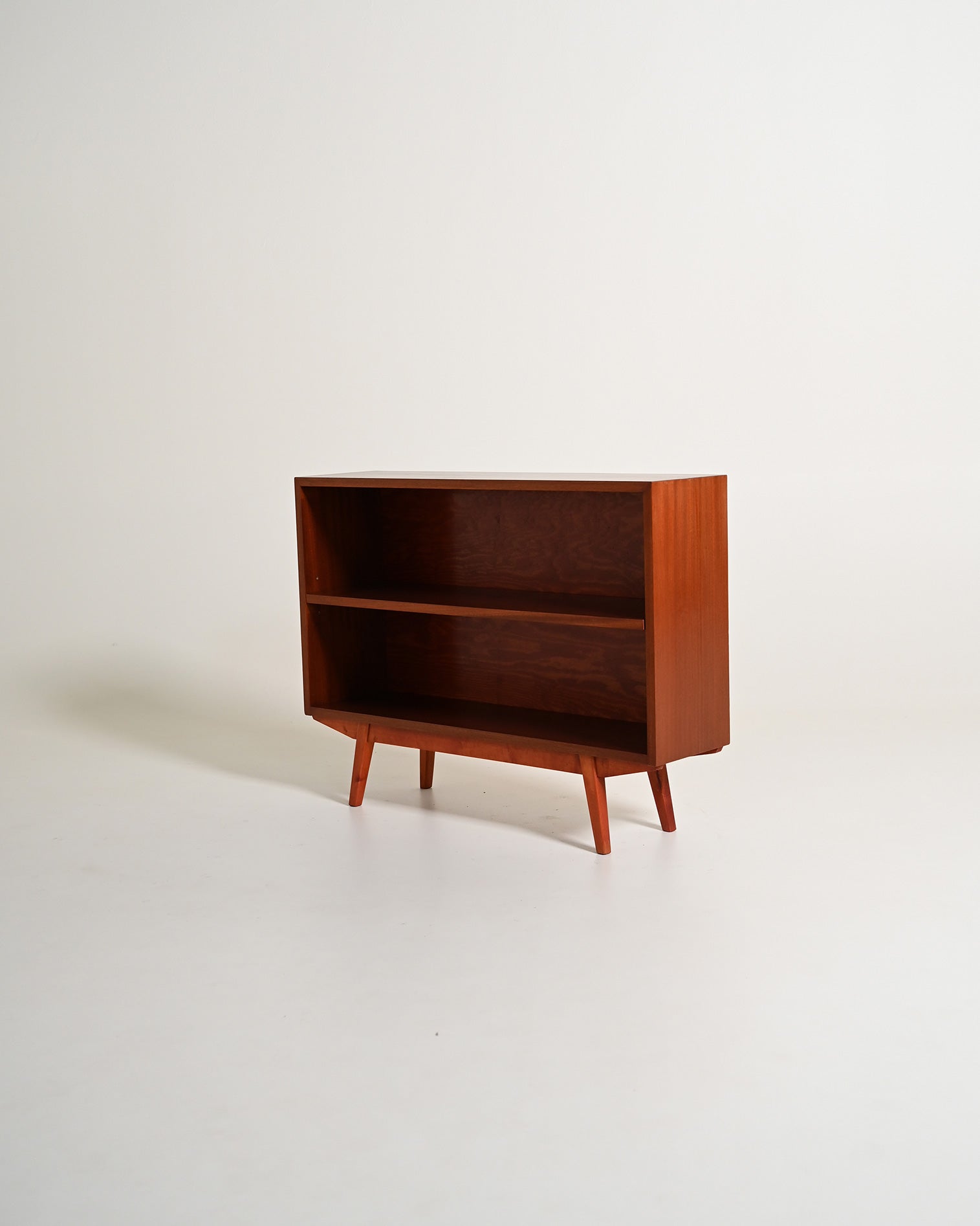 Libreria scandinava con mensole a giorno in mogano, anni '60