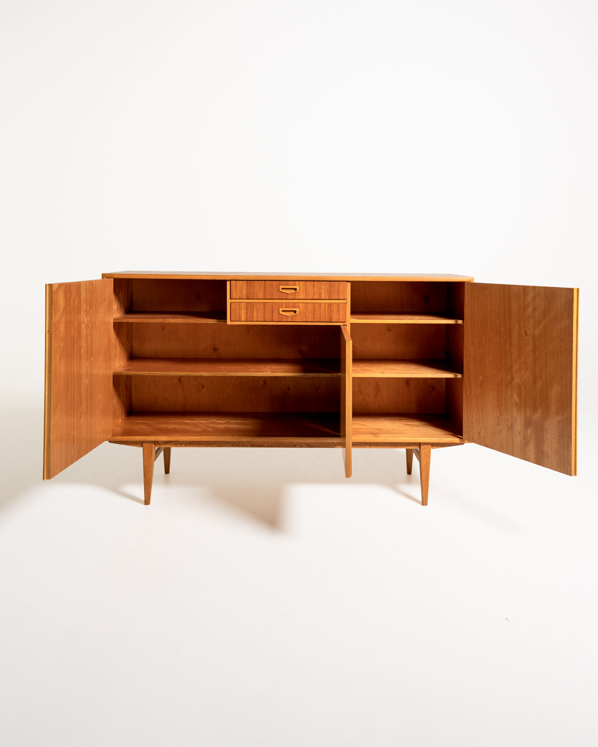 Highboard scandinavo in teak e rovere, anni ’60