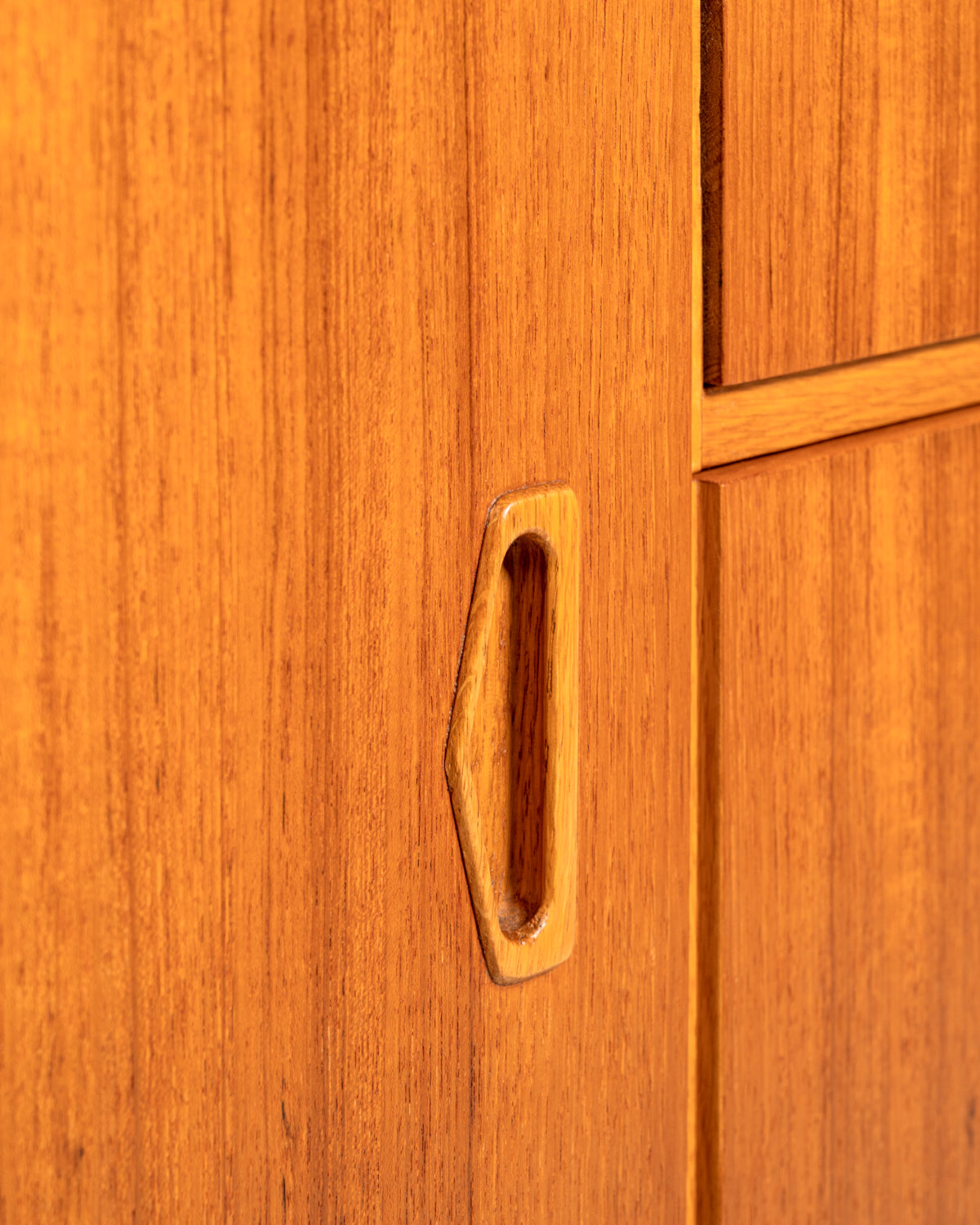 Highboard scandinavo in teak e rovere, anni ’60