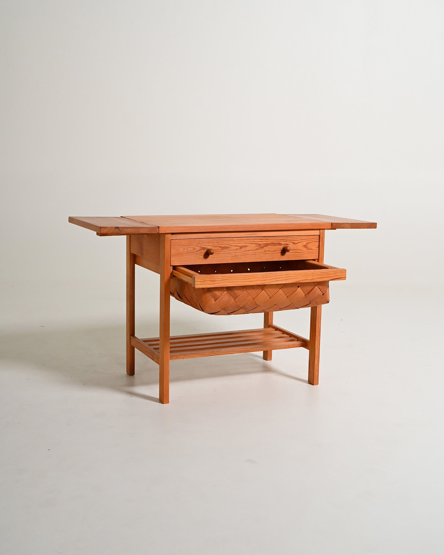 Tavolino scandinavo portalana in pino, anni '50