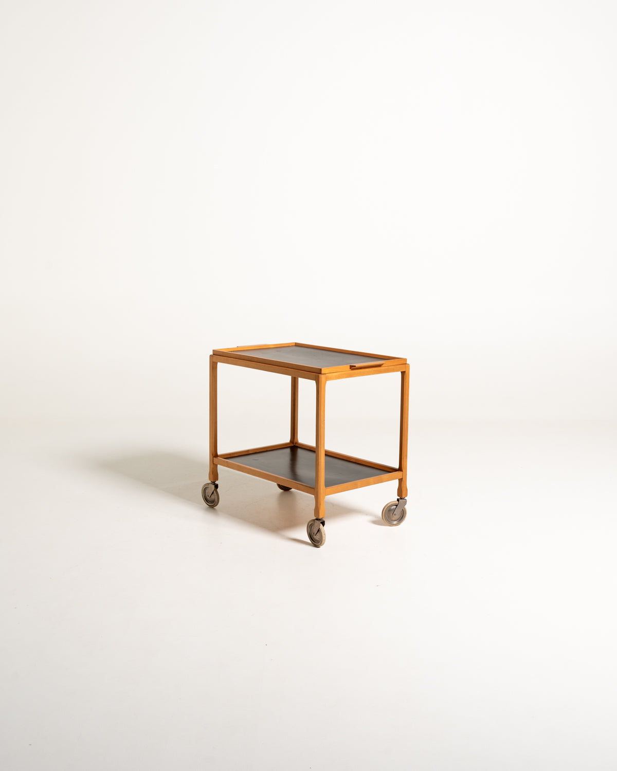 Carrello scandinavo con ripiani neri e vassoio rimovibile