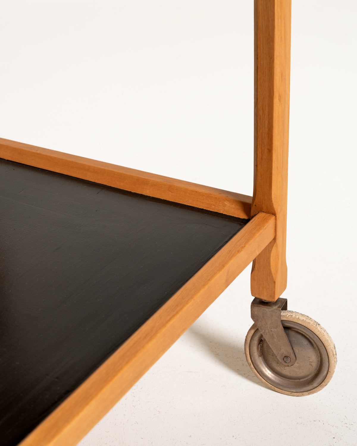 Carrello scandinavo con ripiani neri e vassoio rimovibile