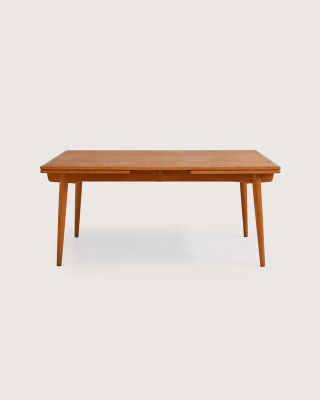 Tavolo allungabile modello “AT 312” di Hans J. Wegner
