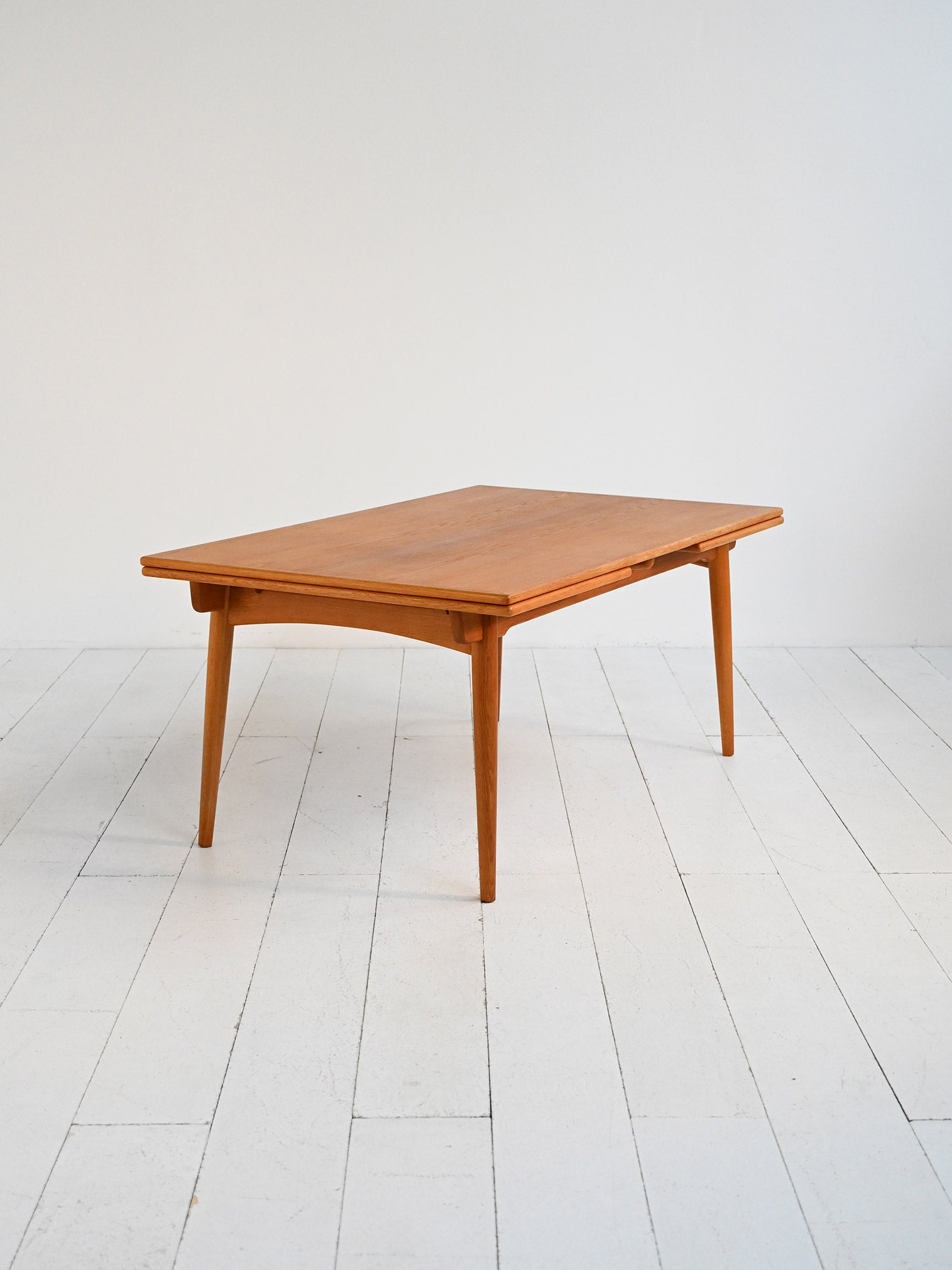 Tavolo allungabile modello “AT 312” di Hans J. Wegner 4