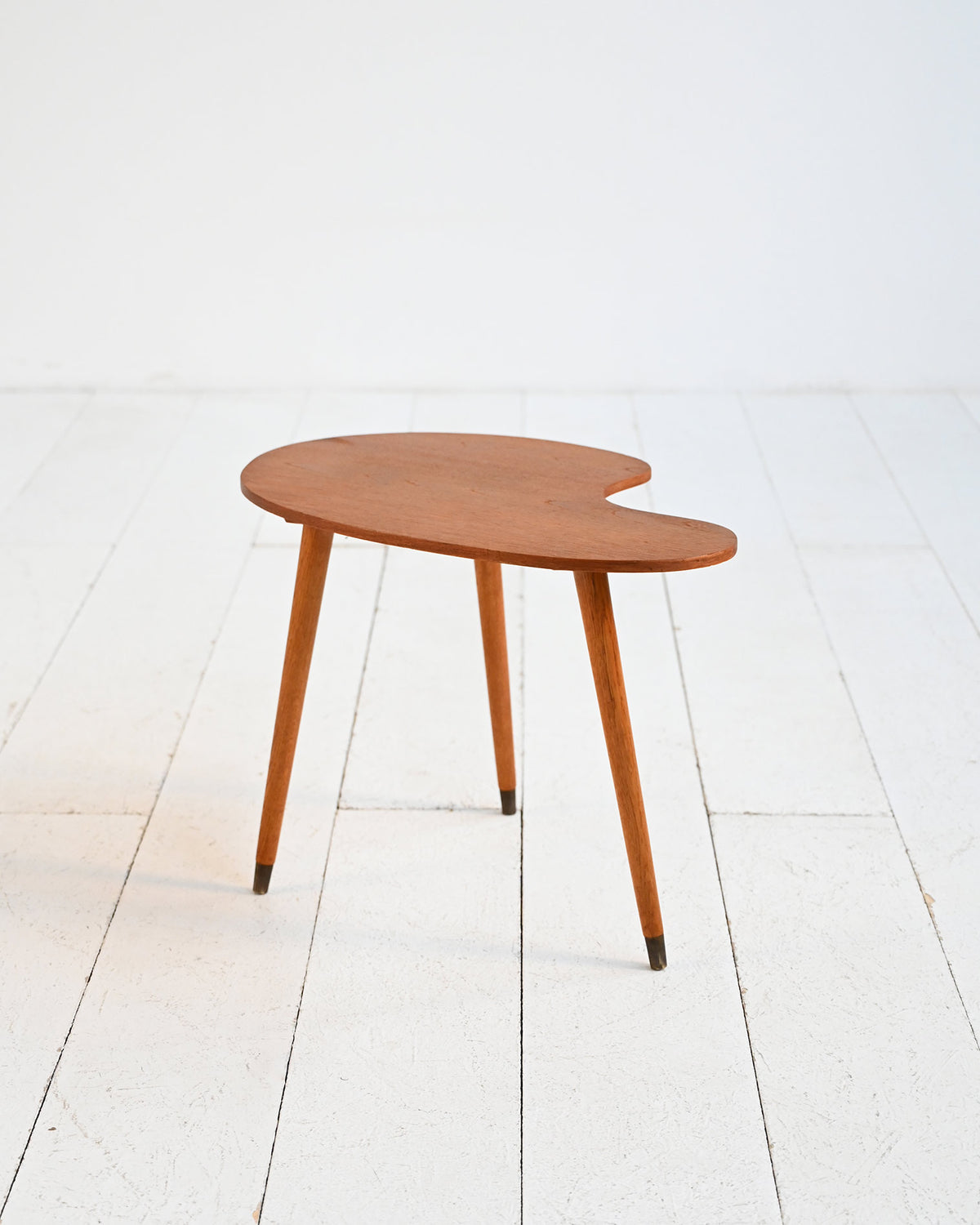 Tavolino con top dalla forma organica in teak e ottone, anni ’50-’60