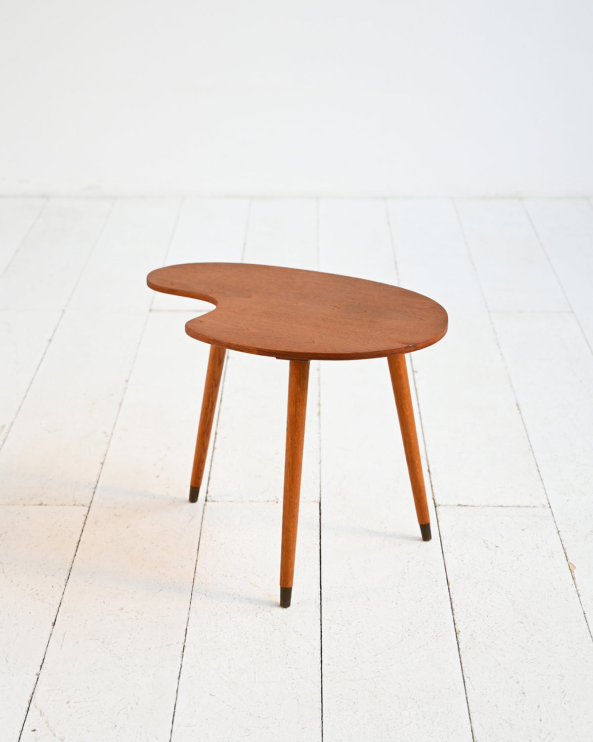 Tavolino con top dalla forma organica in teak e ottone, anni ’50-’60