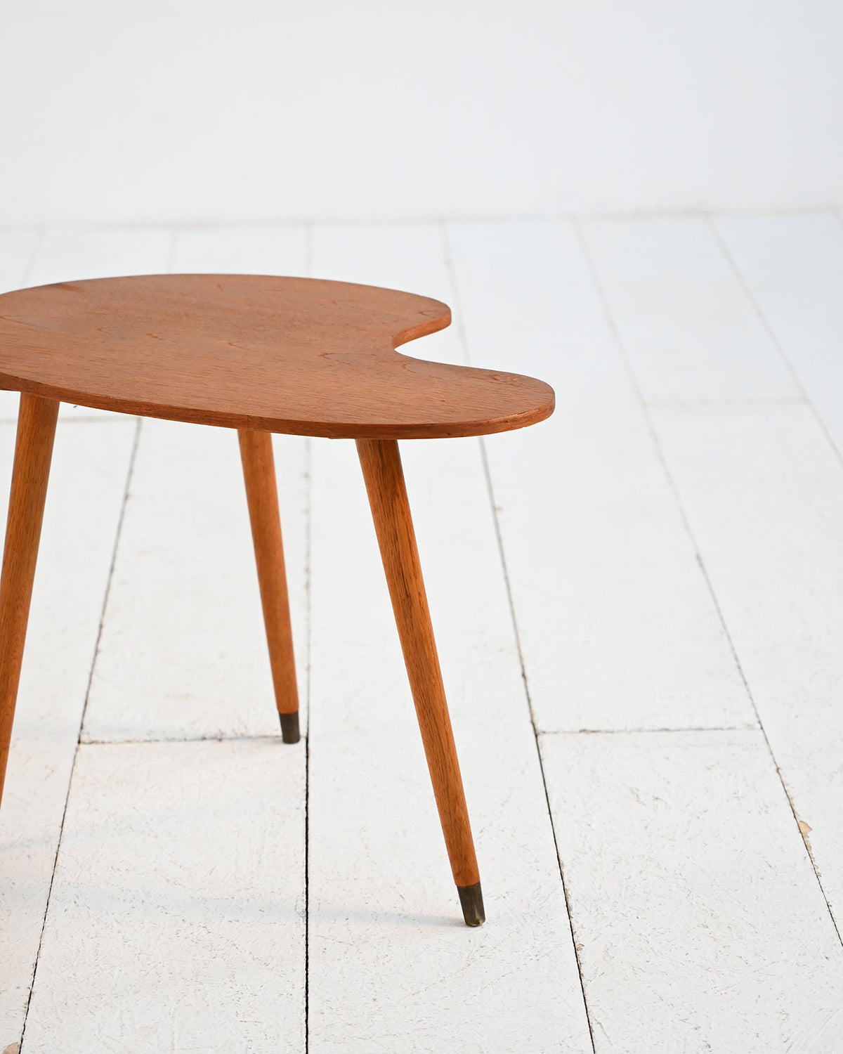 Tavolino con top dalla forma organica in teak e ottone, anni ’50-’60