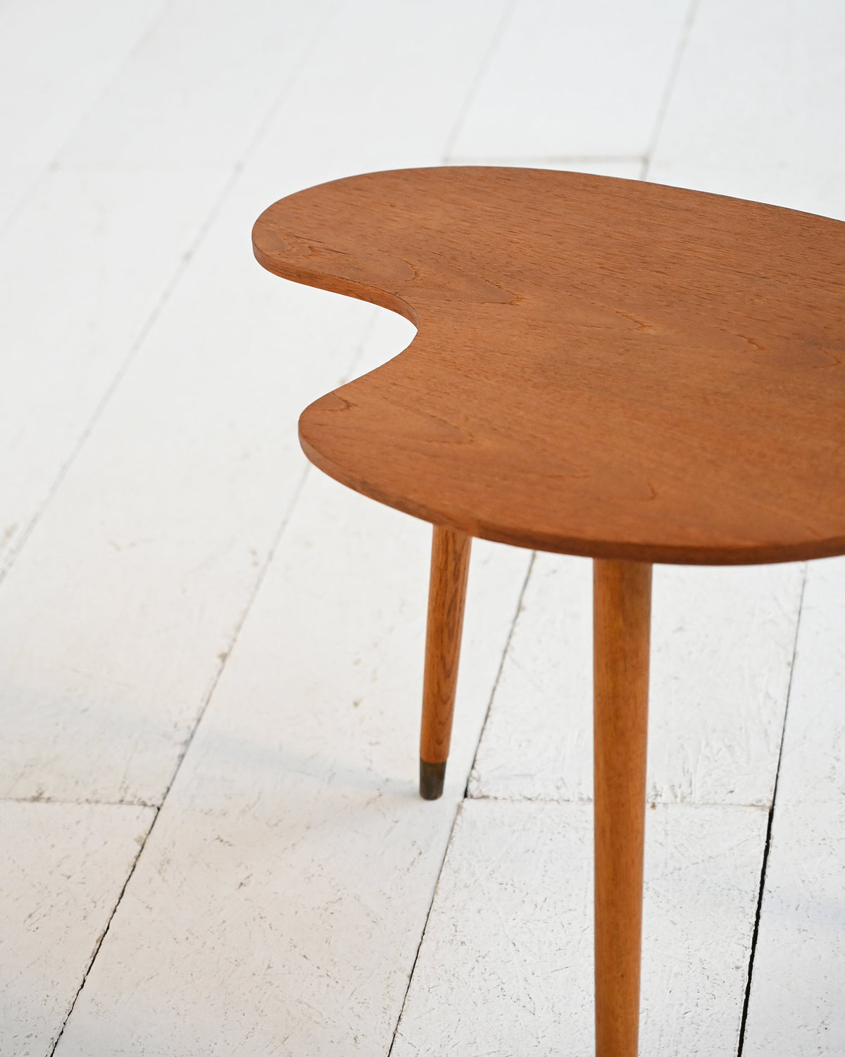 Tavolino con top dalla forma organica in teak e ottone, anni ’50-’60