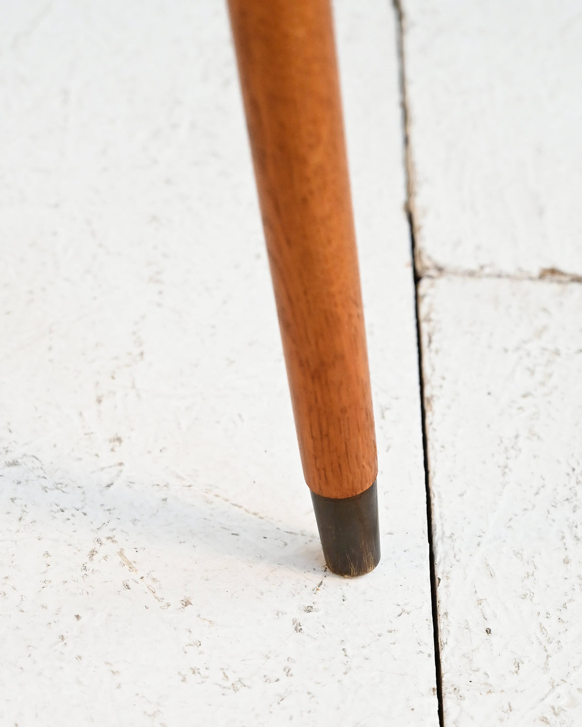 Tavolino con top dalla forma organica in teak e ottone, anni ’50-’60