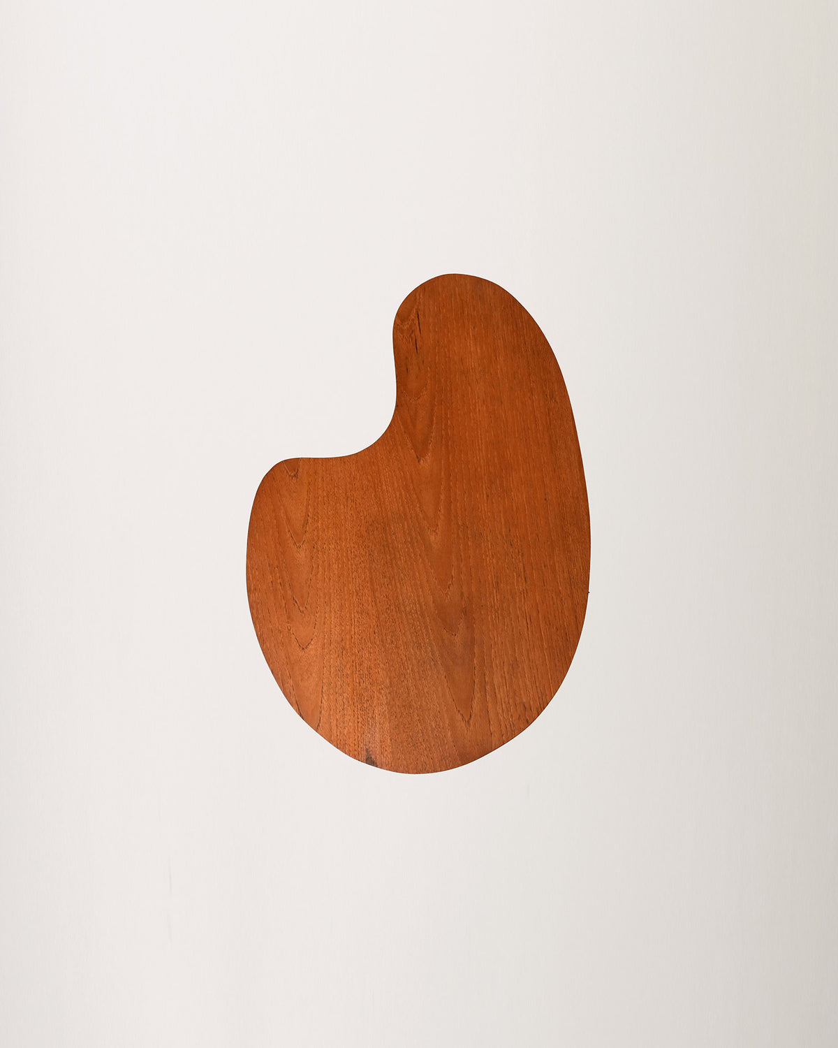 Tavolino con top dalla forma organica in teak e ottone, anni ’50-’60