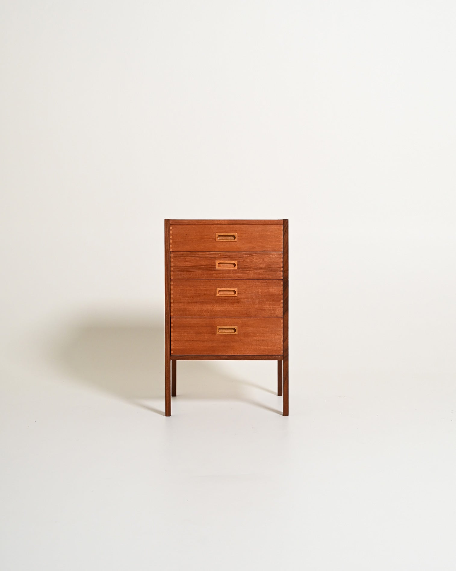 Piccola cassettiera scandinava in teak di Gillis Lundgren, anni '60