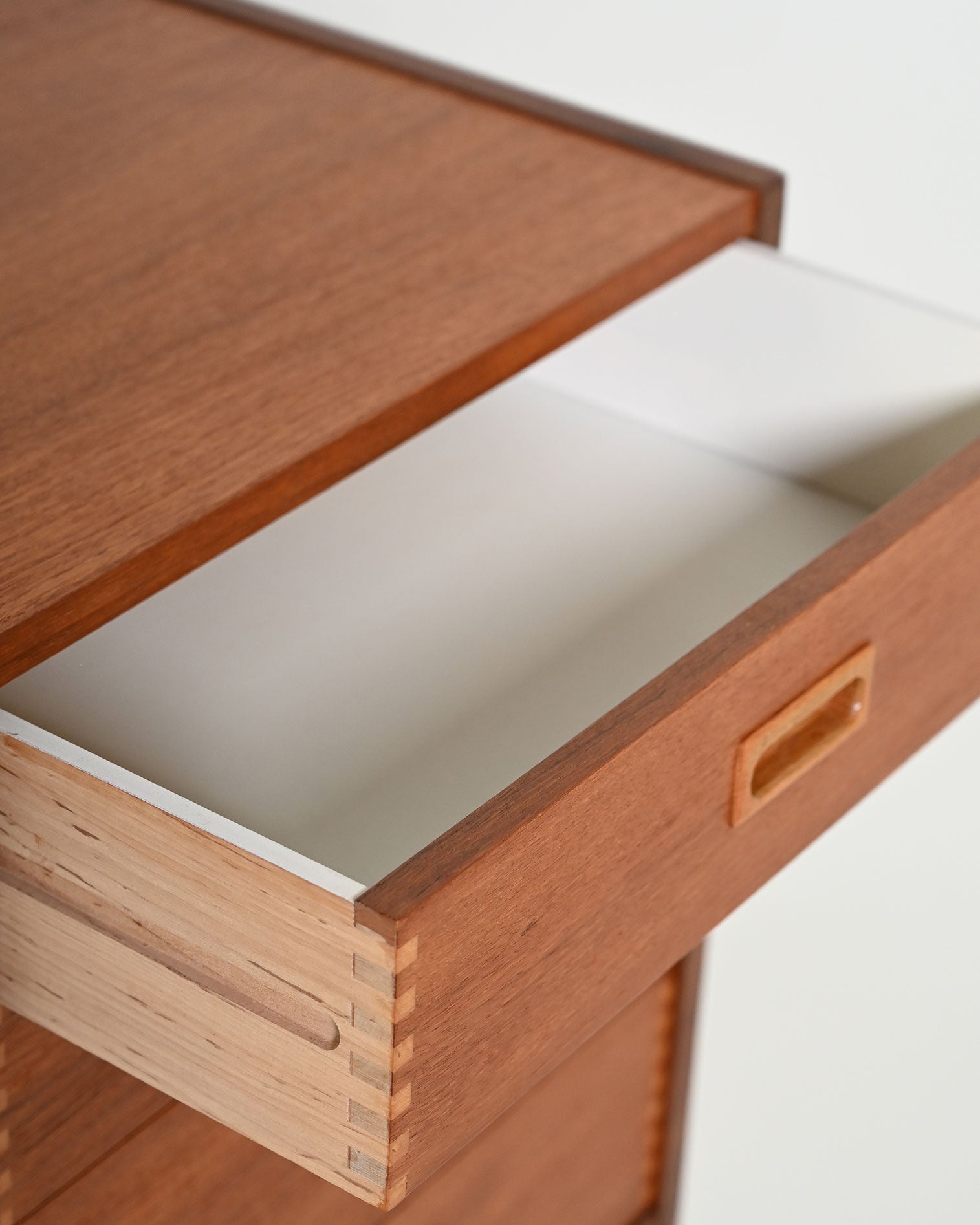 Piccola cassettiera scandinava in teak di Gillis Lundgren, anni '60