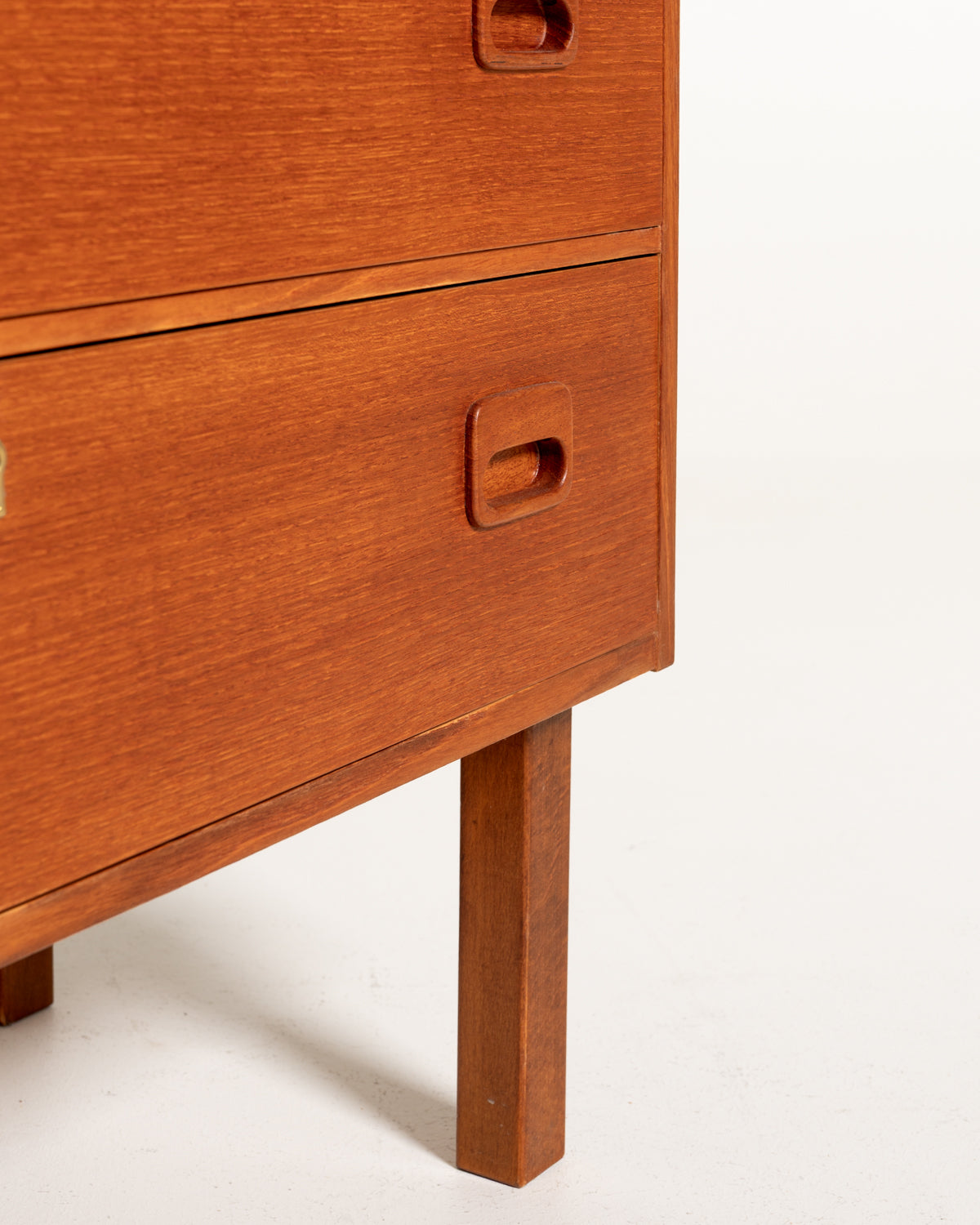 Cassettiera scandinava in teak dal profilo razionalista