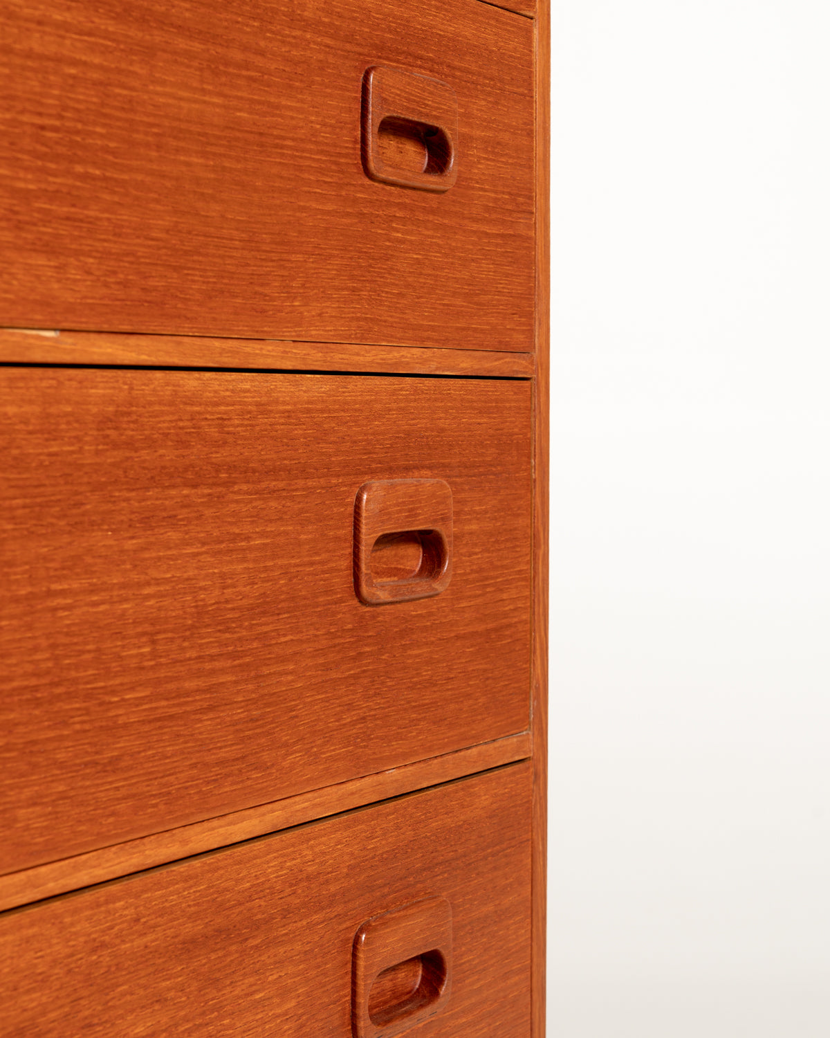 Cassettiera scandinava in teak dal profilo razionalista