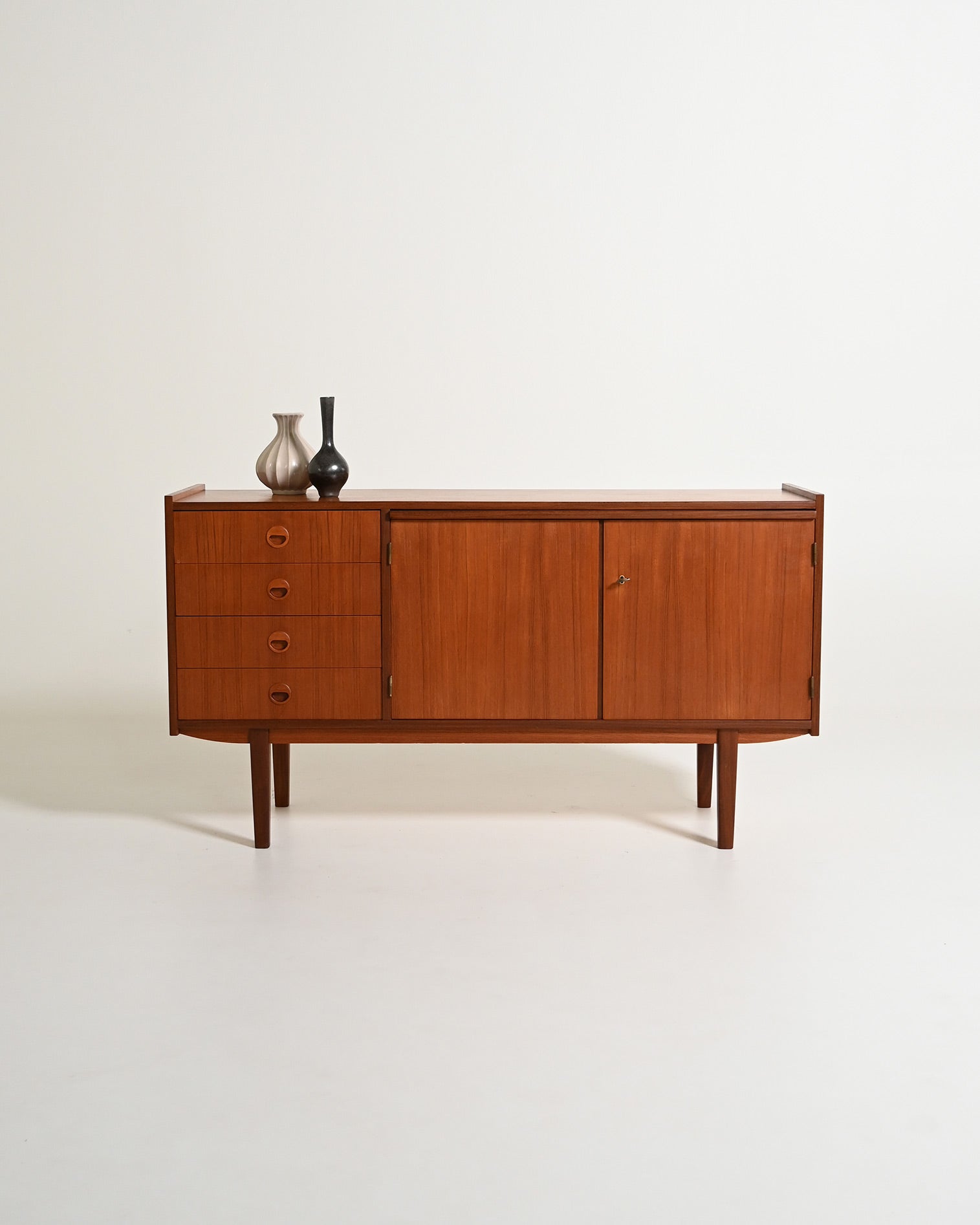 Sideboard scandinavo in teak con piano estraibile, anni '60