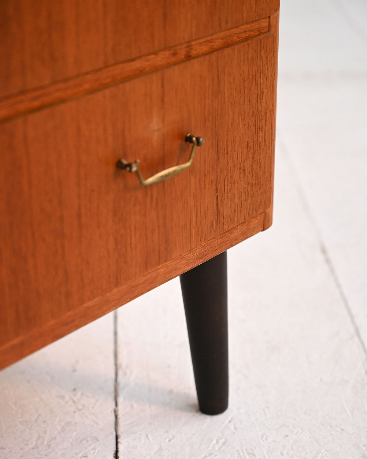 Cassettiera vintage scandinava con gambe nere, anni ’60