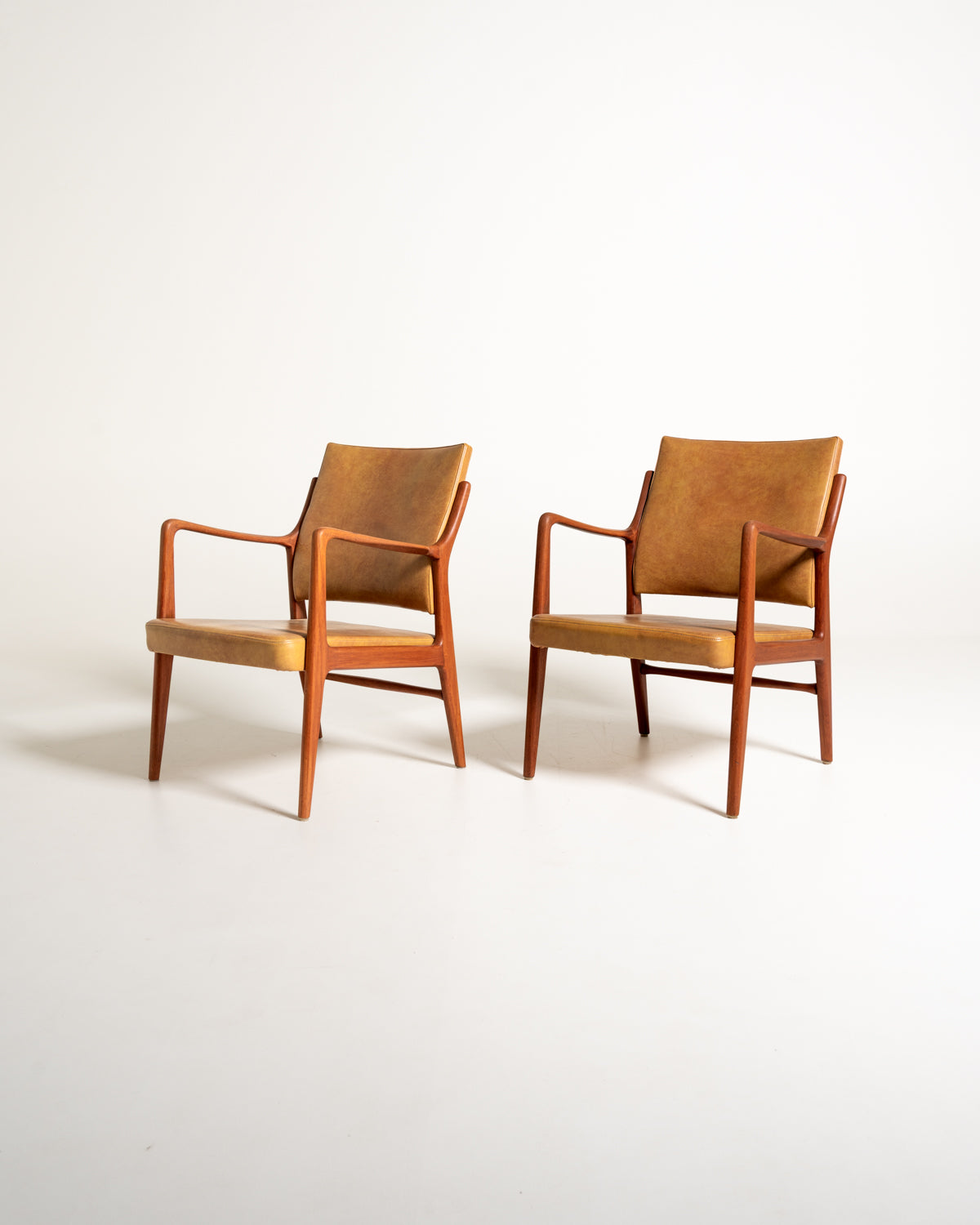 Coppia di poltroncine scandinave in similpelle, anni ’60