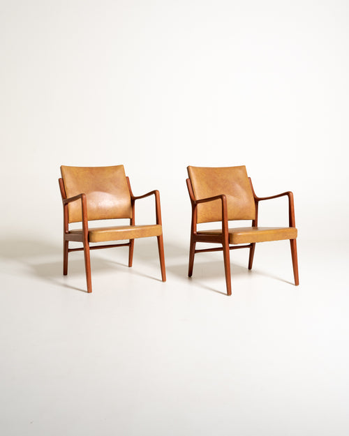 Coppia di poltroncine scandinave in similpelle, anni ’60