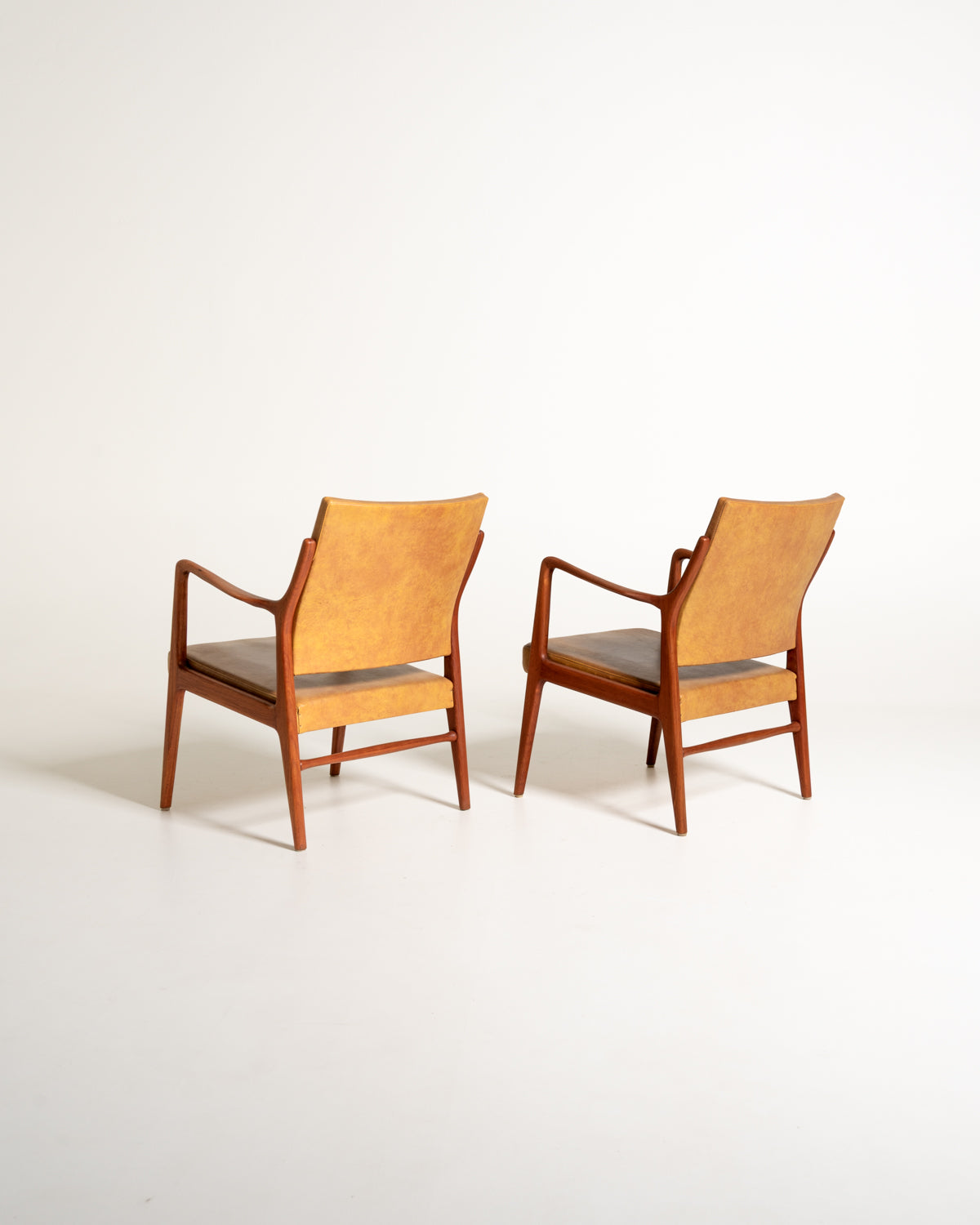 Coppia di poltroncine scandinave in similpelle, anni ’60