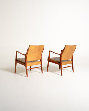 Coppia di poltroncine scandinave in similpelle, anni ’60