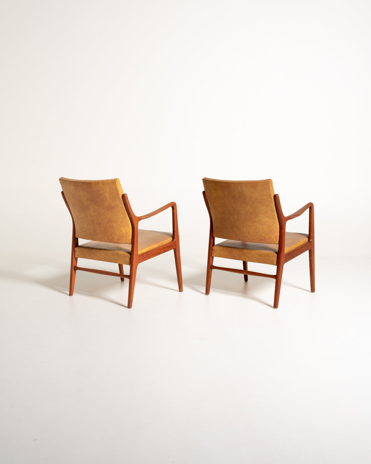 Coppia di poltroncine scandinave in similpelle, anni ’60