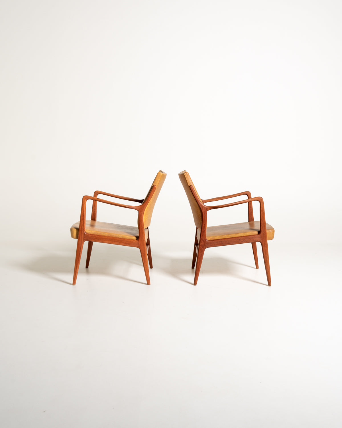 Coppia di poltroncine scandinave in similpelle, anni ’60