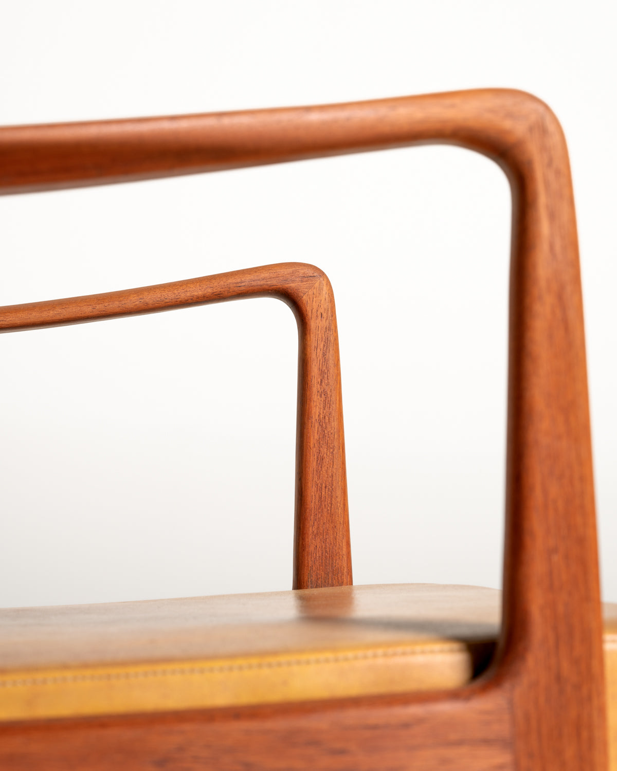 Coppia di poltroncine scandinave in similpelle, anni ’60