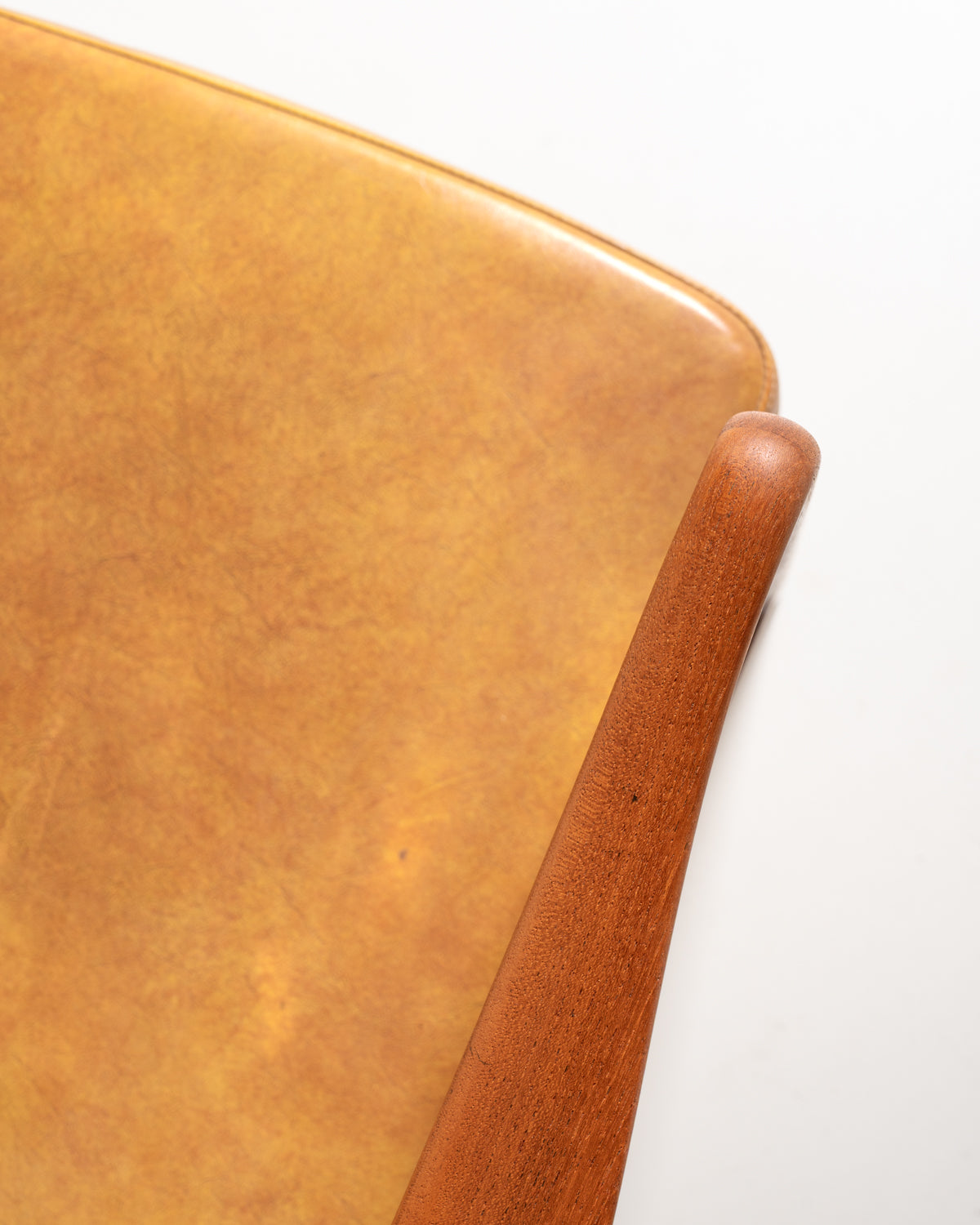 Coppia di poltroncine scandinave in similpelle, anni ’60