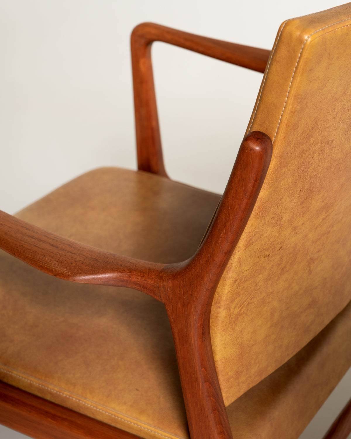 Coppia di poltroncine scandinave in similpelle, anni ’60