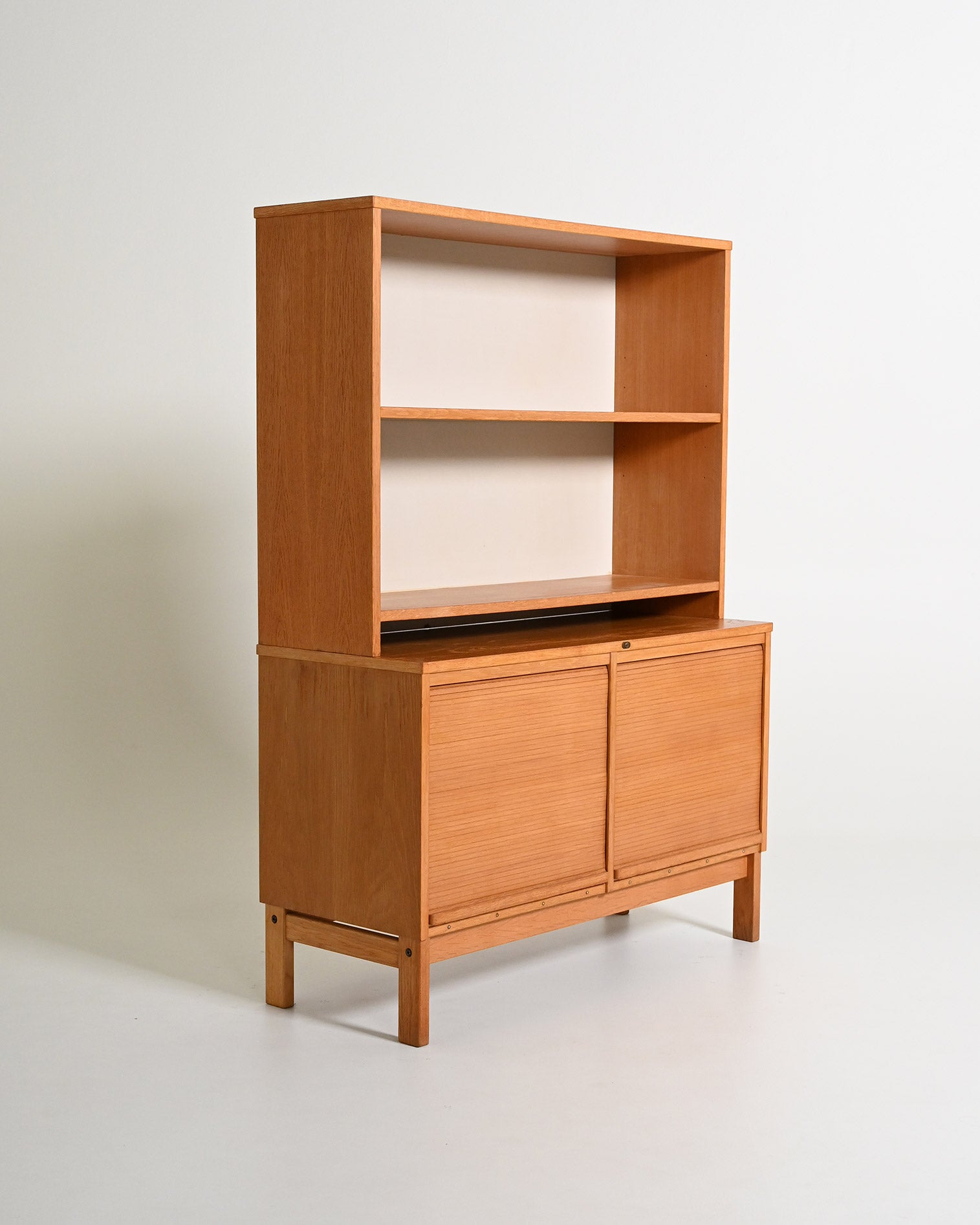 Cabinet in rovere con ante a serrandina e libreria, anni '60