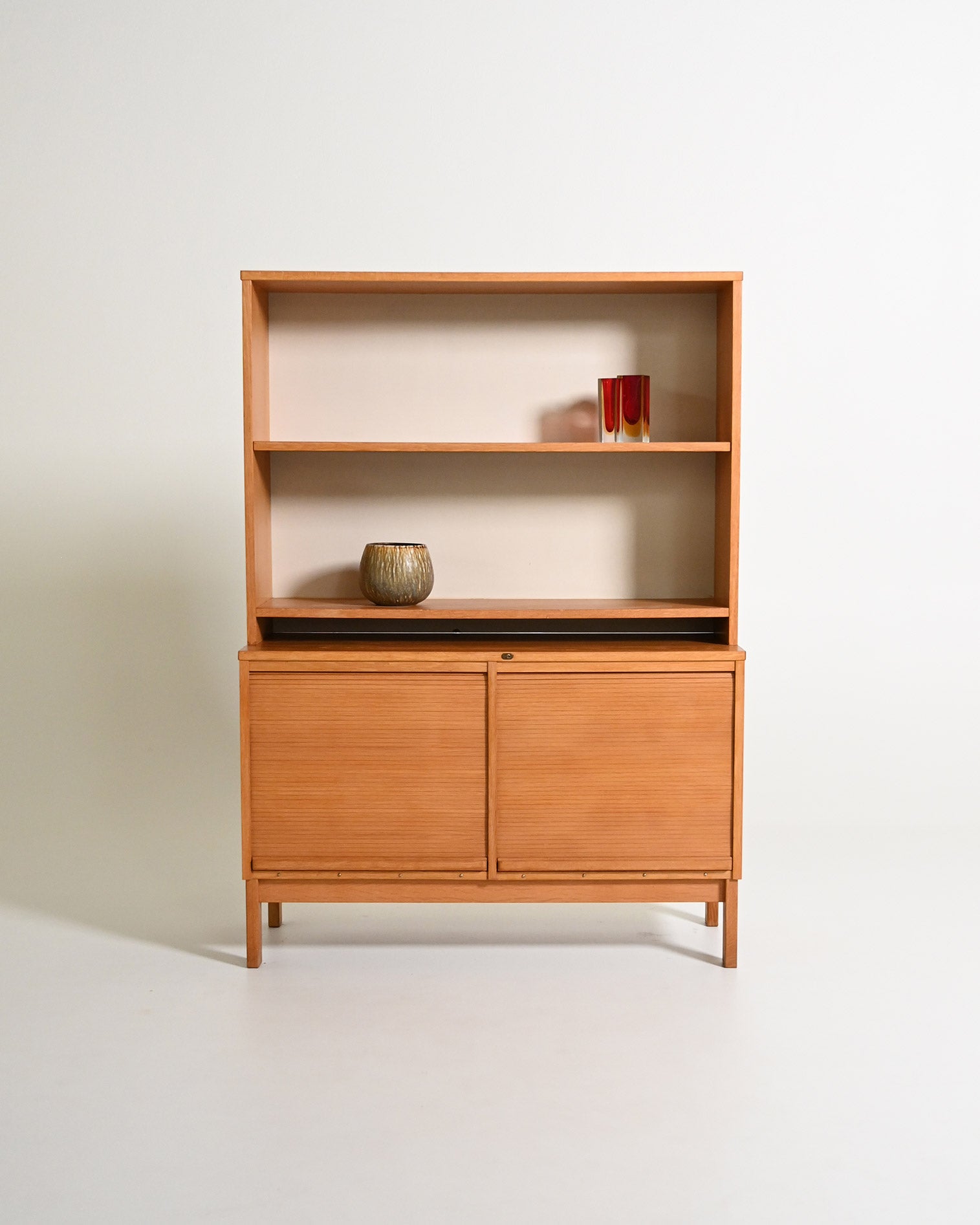 Cabinet in rovere con ante a serrandina e libreria, anni '60