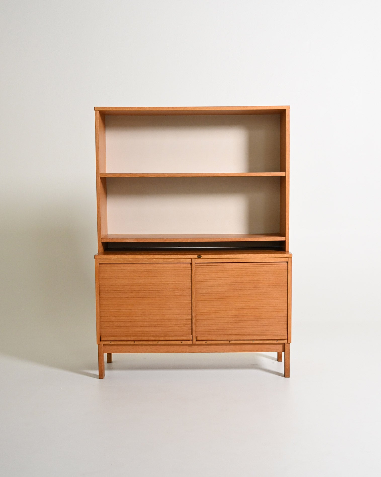 Cabinet in rovere con ante a serrandina e libreria, anni '60