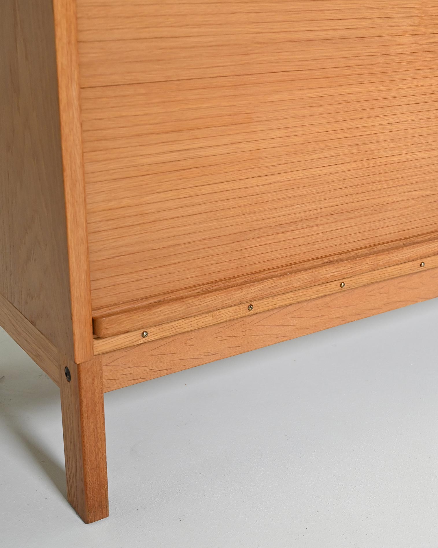 Cabinet in rovere con ante a serrandina e libreria, anni '60
