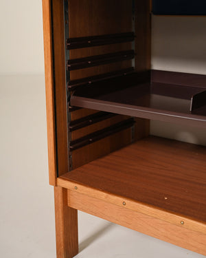 Cabinet in rovere con ante a serrandina e libreria, anni '60